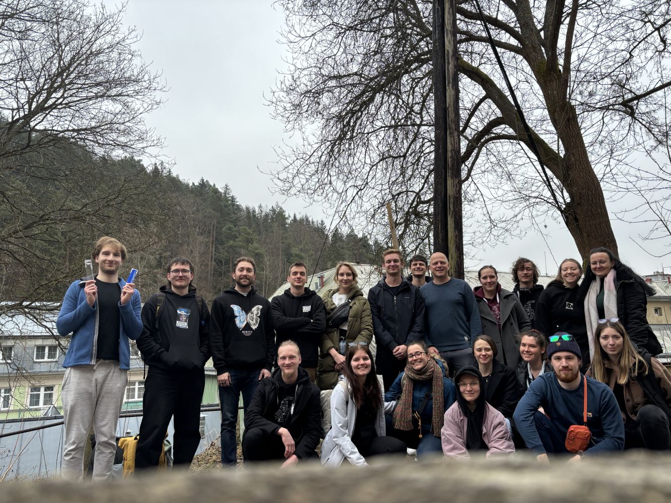 Hromadné foto před budovou VŠCHT, výjezdní zasedání K3S v Jáchymově březen 25